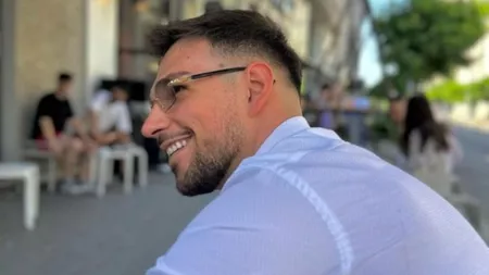 Andrew, fiul Ozanei Barabancea, lucrează în industria muzicală. Tânărul se iubește cu Naomi Hedman