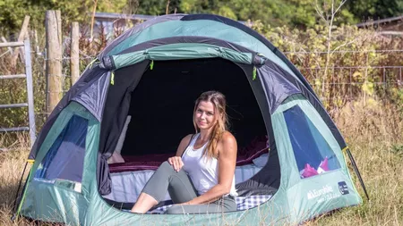 Un fost model PlayBoy trăiește într-un cort, pe câmp. Cum a ajuns în această situație