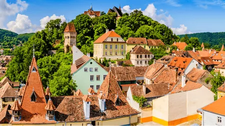 Orașul din România luat cu asalt de turiști în perioada sărbătorilor de iarnă! Cât costă aici o noapte de cazare