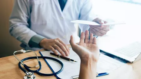 De la 1 ianuarie 2025, românii aflați în concediu medical vor primi mai puțini bani! Cu cât scade indemnizația pentru incapacitate temporară de muncă 