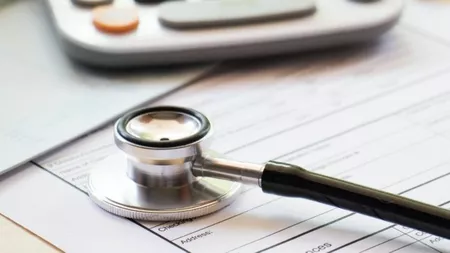 Concediu medical este plătit cu 75% din brut sau net? Cum se calculează indemnizația corectă?