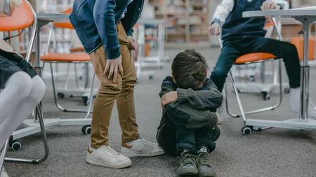 Elevii, profesorii și părinții pot apela la o linie telefonică gratuită de sprijin psihologic, în cazuri de violență
