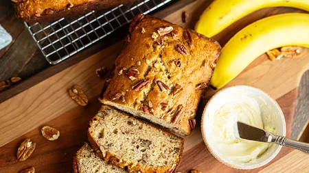 Prăjitură tradițională cu mere și banana bread de post. Cum să pregătești cele mai savuroase deserturi în câțiva pași simpli