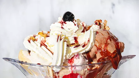 2 rețete inedite pentru banana split, desertul american care te va face să îl prepari mereu!