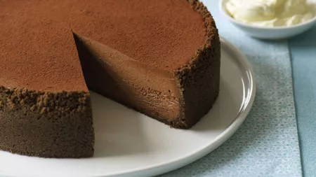 Rețetă delicioasă de cheesecake cu ciocolată. Poate fi preparat la cuptor sau fără coacere