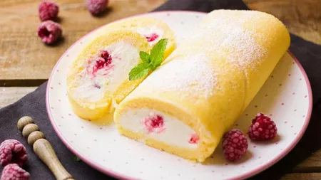 Ruladă fără coacere. Cele mai delicioase deserturi cu ciocolată și fructe de pădure