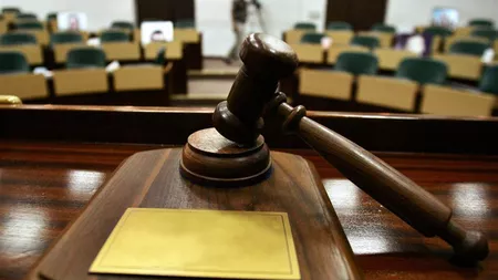 Două eleve de clasa a VIII-a au ajuns în fața judecătorilor, după ce au amenințat și au jefuit două minore. Acum, fetele se află sub control judiciar