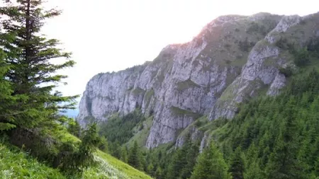 Traseu montan Ceahlau: Statiunea Durau (780 m) - Paraul Rupturilor - Cascada Duruitoarea (1250 m) - Poiana Scaiusului - Polita cu Arinis (1555 m) - Curmatura Piciorul Schiop (1765 m) - Cabana Dochia
