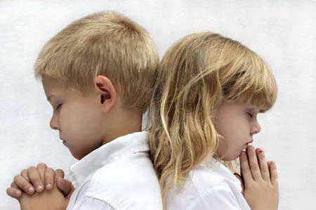 copii care se roagă pentru părinți