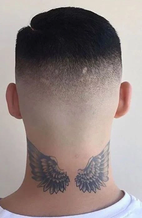 tatuaj in forma unor aripi de inger pe gatul unui barbat