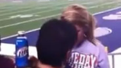 VIDEO INCENDIAR Un cuplu a incercat sa faca SEX pe stadion