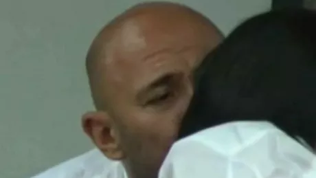 Este oficial Catalin Scarlatescu are iubita Au fost surprinsi sarutandu-se la o terasa