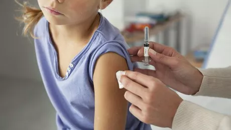 Vaccinarea împotriva Covid-19 a elevilor. Părinţii îşi vor da sau nu acordul printr-un formular