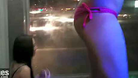 VIDEO - Femei sexy fac striptease in plina strada