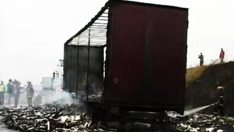 Camion in flacari la Cluj. Un tir incarcat cu vopsea a explodat pe sosea