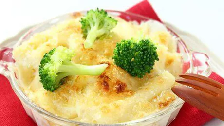 Ingrediente pentru broccoli cu brânză la cuptor