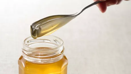 Beneficiile unei linguri de miere seara. Reface ficatul si stimuleaza slabirea