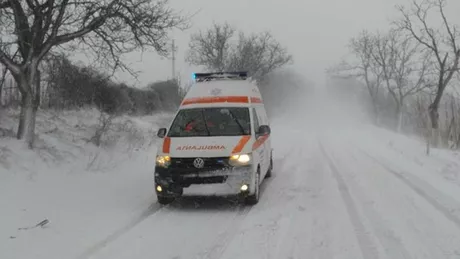 O ambulanță care transporta un pacient a rămas blocată în zăpadă
