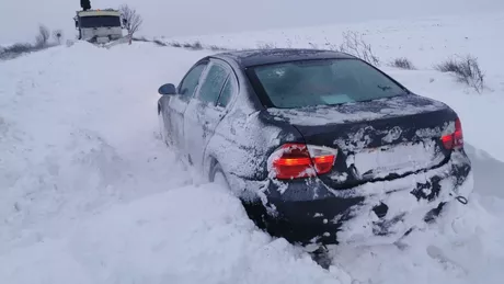 Alertă în Botoșani Stratul de zăpadă a depășit un metru în mai multe zone. Drumuri blocate din cauza ninsorii