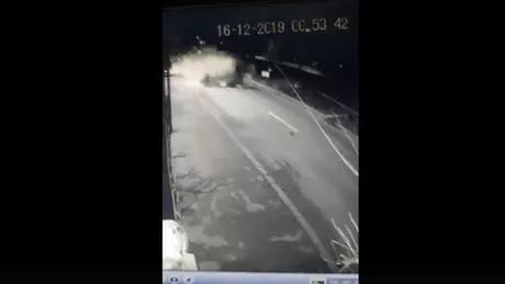 Video uluitor Un șofer aruncat prin parbriz surprins ulterior în timp ce își caută pantofii