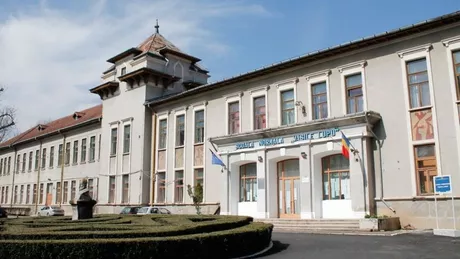 Elevii Colegiului Pedagogic Vasile Lupu din Iași au oferit daruri copiilor și bătrânilor din Dumești