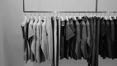 5 sfaturi pentru a reface culorile hainelor inchise