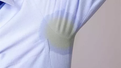 Cum eliminati urmele galbene de transpirație de pe haine