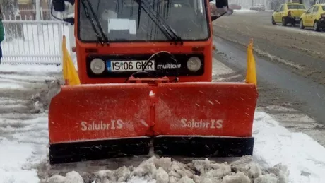 Peste o sută de utilaje și zeci de muncitori au curățat Iașul de zăpezi