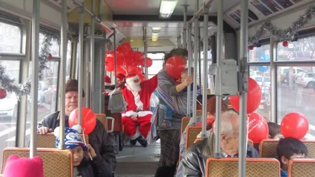 Moș Crăciun circulă de astăzi cu tramvaiul prin Iași. Copiii sunt invitați să-i aducă scrisori și desene
