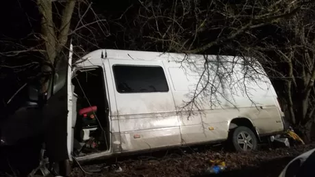 Accident grav Un microbuz cu români care veneau din Londra s-a izbit de un copac. Doi morți și șapte răniți