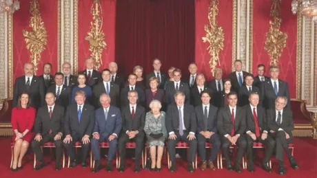 Poza de grup de la recepţia oferită de Regina Elisabeta a II-a. Cum a apărut Prima Doamnă a României