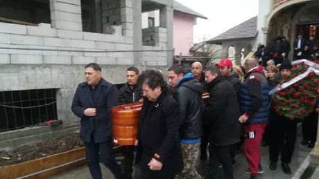 Cornel Galeș este înmormântat Lacrimi de durere la catafalcul lui