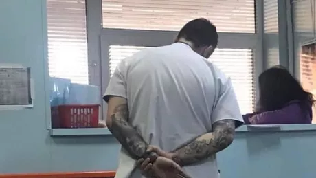 Un medic tânăr și cu tatuaje s-a oprit în dreptul unui bătrân adus cu targa. S-a apropiat de el iar ce-a urmat este cu adevărat emoționant