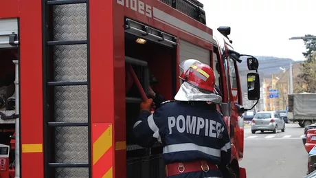 Incendiu de mari proporţii la un depozit de pompe funebre. Au fost mistuite zeci de sicrie şi cruci