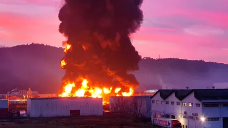 Incendiu de proporţii în Spania. Uzină de tratare a deşeurilor industriale mistuită de flăcări