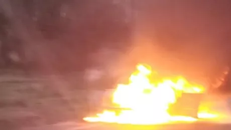 Momente dramatice pe o șosea din Vaslui. O mașină s-a răsturnat și a luat foc. Printre victime un copil de un an jumătate