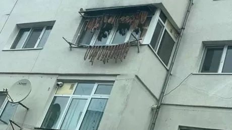 Viral Iată un balcon impodobit cu șuncă și cârnați