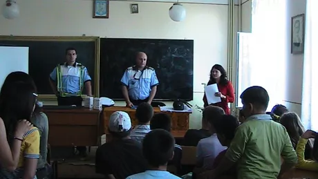 Polițiștii au discutat cu elevii despre articolele pirotehnice
