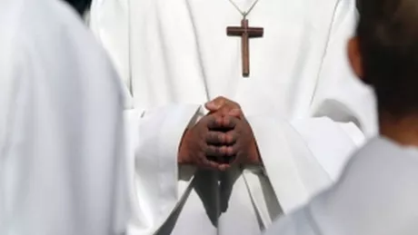 Sute de foști preoți catolici din SUA acuzați de pedofilie rămași nepedepsiți