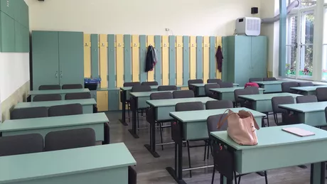 O profesoară și-a scos elevii din clasă pentru a rămâne singură Unul dintre elevi a filmat-o prin geamul ușii. Ce a vazut