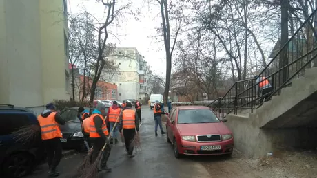 Activități intense de salubrizare cu ajutorul pușcăriașilor în cartierele din Iași înaintea sărbătorilor - FOTO