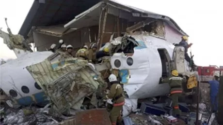 Tragedie aviatică Un avion cu 100 de persoane la bord s-a lovit de o clădire după decolare - POZE  VIDEO