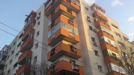 O femeie a fost transportată în stare gravă la spital după ce a căzut de la etajul trei al unui bloc