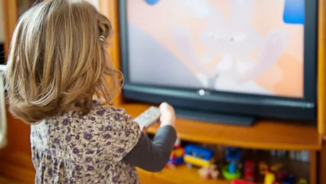 Fără TV înainte de școală este rău pentru limbajul copilului