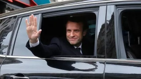 Clipe tensionate pentru preşedintele Franţei Protestatarii au încercat să intre peste el când se afla la teatru - VIDEO