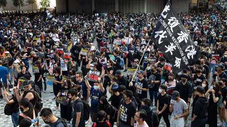 Proteste violente la Hong Kong. Polițiștii au intervenit cu gaze lacrimogene