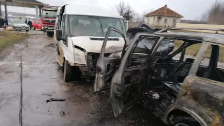 S-a activat planul roșu în Botoșani O mașină a luat foc în impactul cu un microbuz. Sunt 13 răniți - UPDATE
