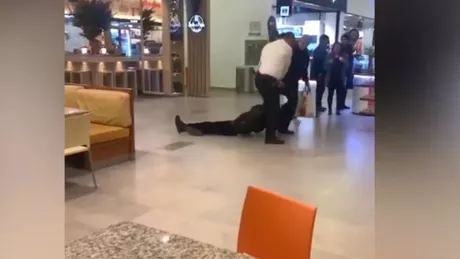 Moment uluitor într-un mall din România. Agenţii de pază târăsc pe jos un bărbat