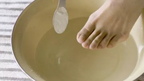 Cum ne îngrijim picioarele folosind bicarbonat de sodiu