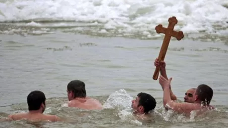 Ortodocşii pe stil vechi au sărbătorit Boboteaza. Sute de mii de persoane s-au aruncat în apele îngheţate